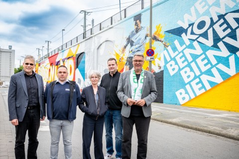 Neues buntes Wandbild am Hauptbahnhof macht Lust auf Fußball und Dortmund
