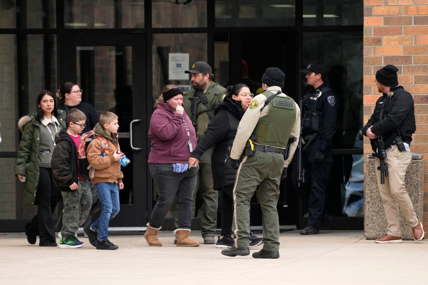 Ein 17-jähriger Schütze hat an einer Schule in der Kleinstadt Perry im US-Bundesstaat Iowa das Feuer eröffnet und einen Sechstklässler getötet.