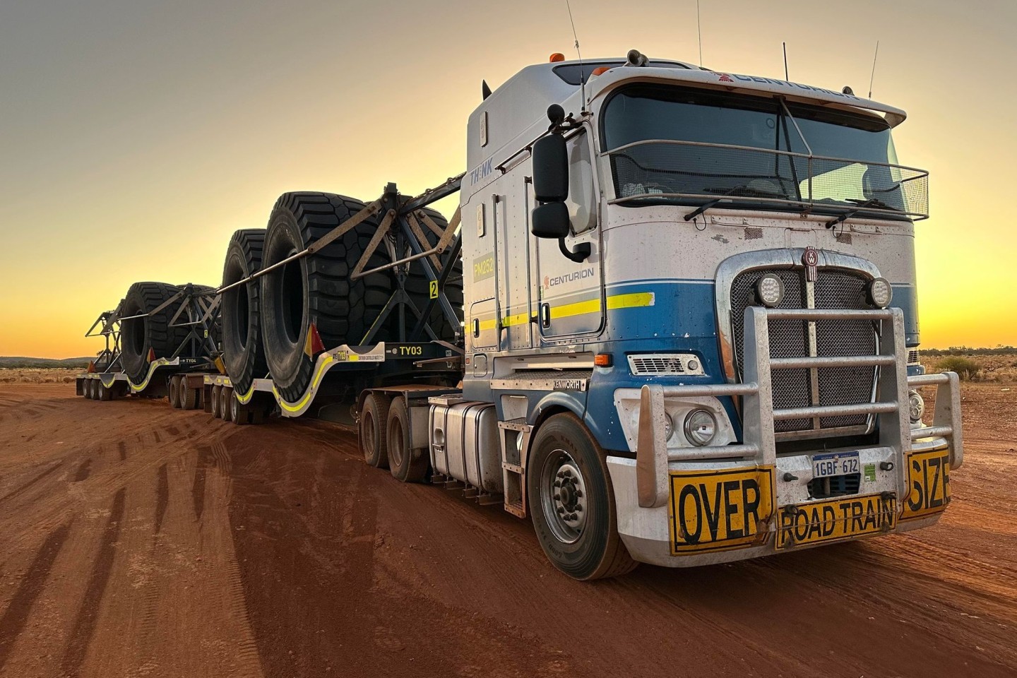 Der «Road Train» hat drei Anhänger und ist insgesamt 53,5 Meter lang.