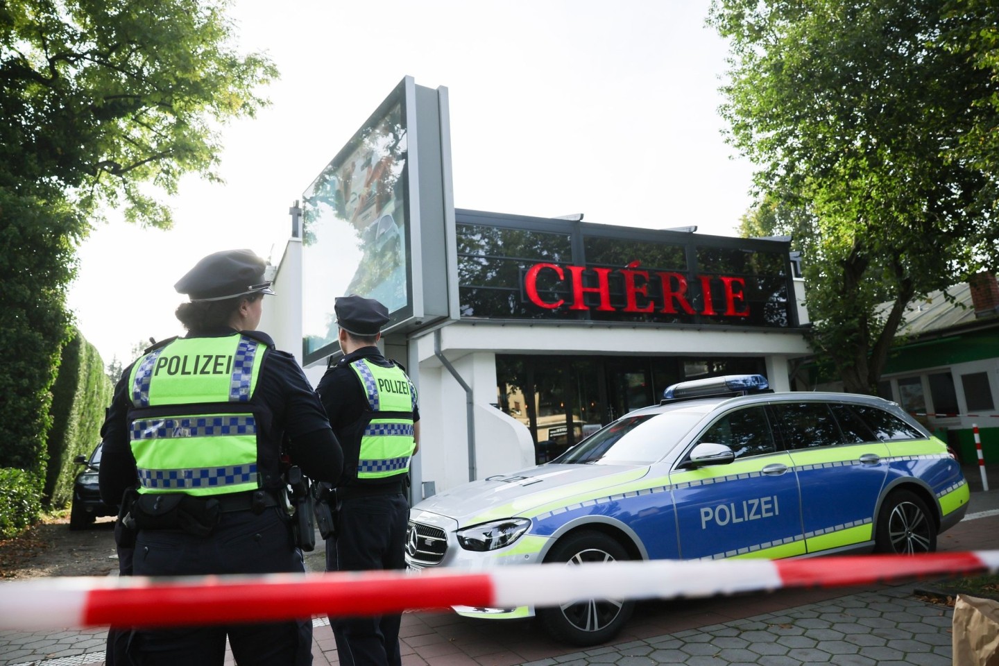 Polizeibeamte stehen vor der Shisha-Bar in Hamburg, wo ein 24-Jähriger erschossen worden war.