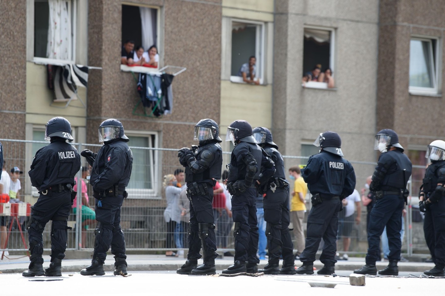 Polizisten stehen im Juni 2020 vor einem unter Quarantäne gestellten Wohngebäude in der Göttinger Innenstadt.