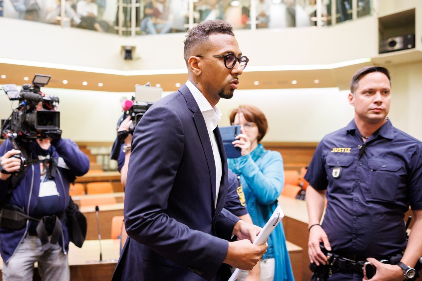 Jérôme Boateng betritt zu Prozessbeginn einen Gerichtssaal des Landgerichts München.