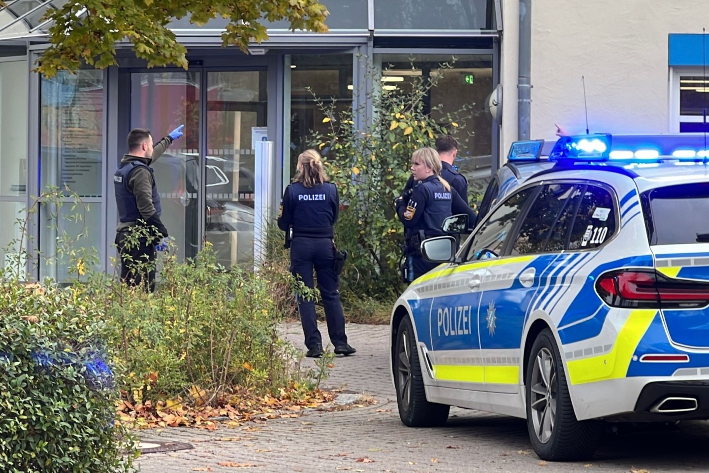 Polizisten stehen vor der kinder- und jugendpsychiatrischen Einrichtung in Regensburg. Viele Fragen zu dem Angriff sind noch offen.