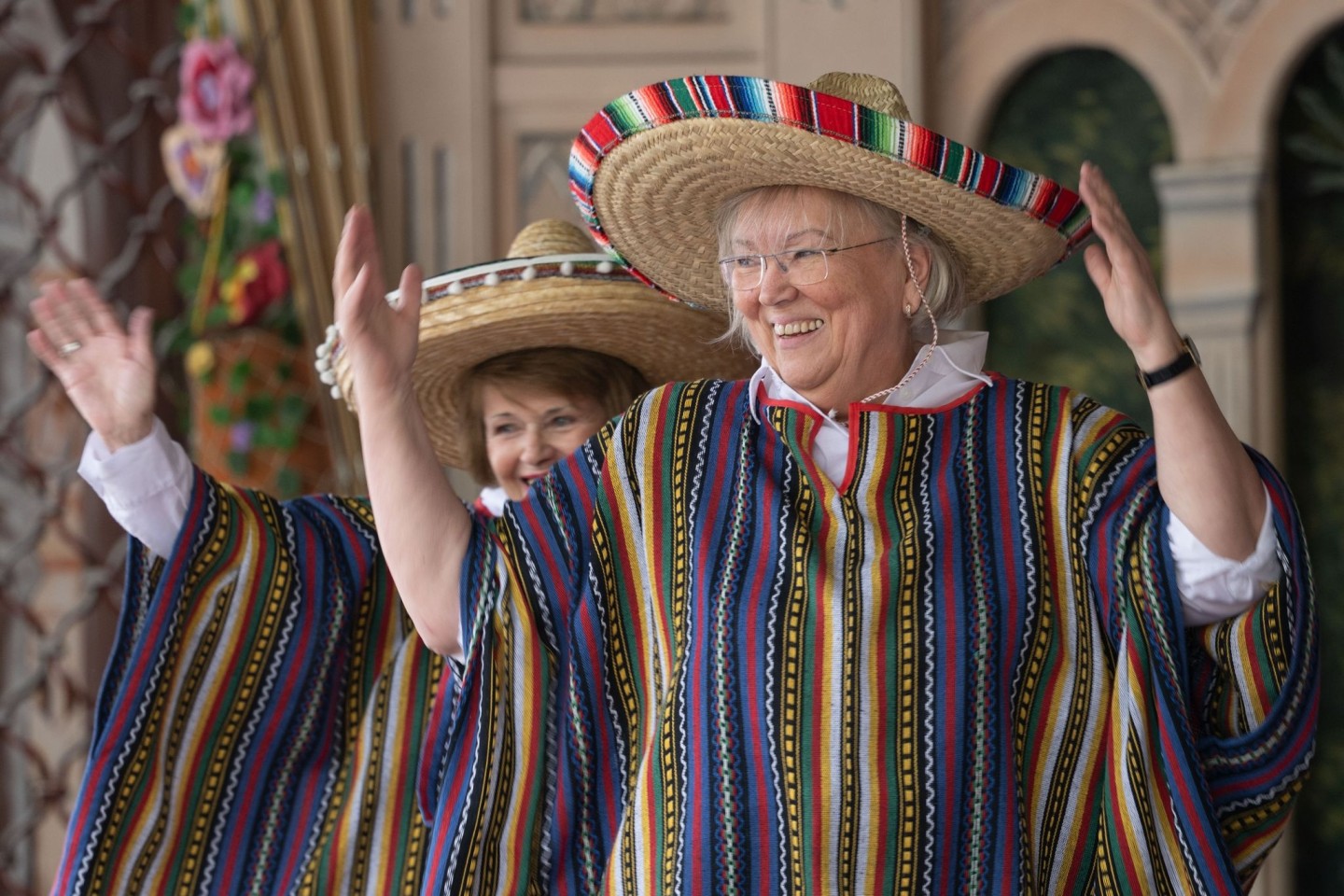 Nach der Debatte um eine umstrittene Kostüm-Show ist die Gruppe nun im Europa-Park aufgetreten - inklusive Sombreros.