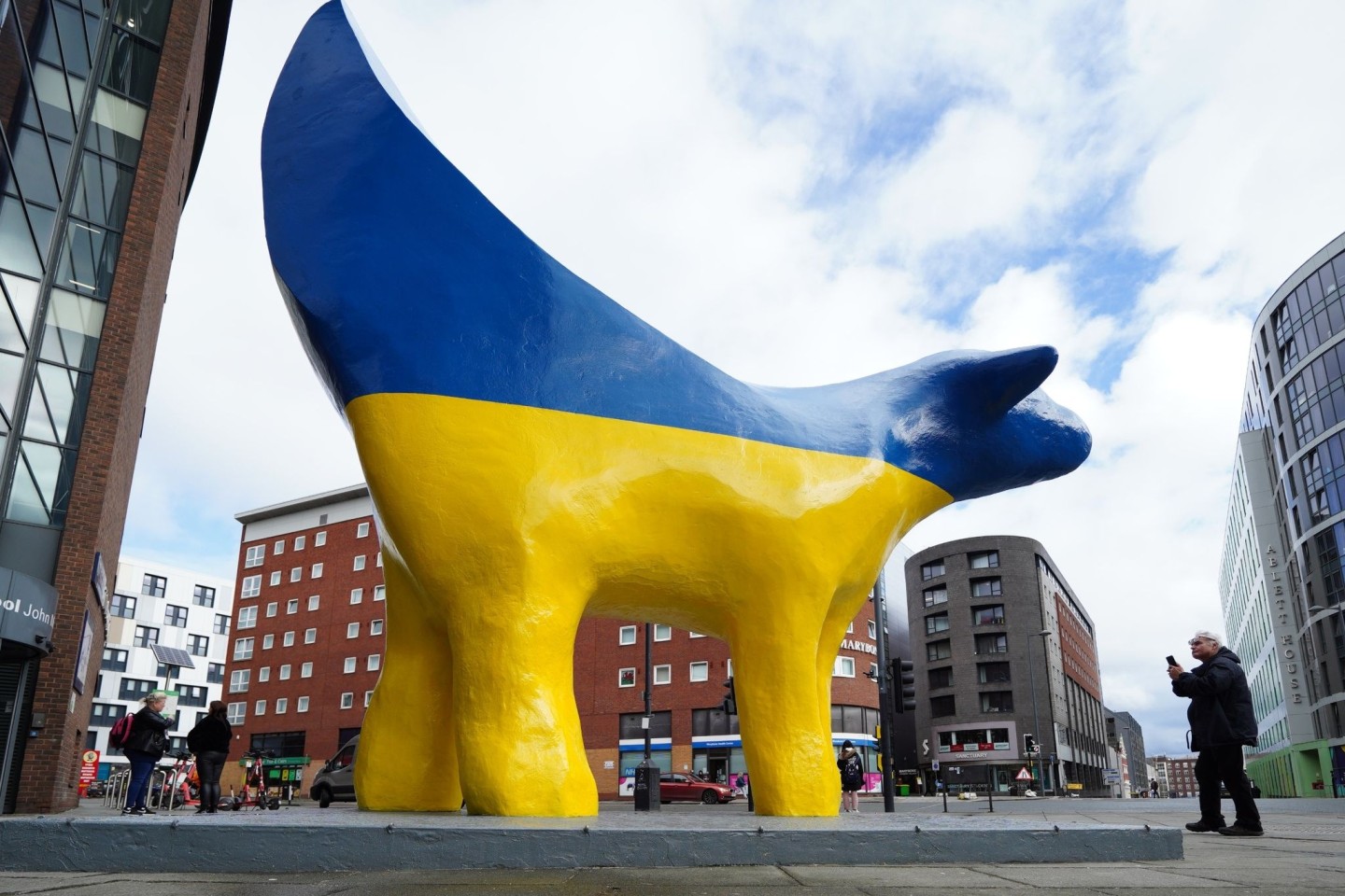 Die Superlambanana-Skulptur in Liverpool wurde in den Farben der ukrainischen Flagge gestrichen, bevor die Stadt am 13. Mai den Eurovision Song Contest ausrichtet.