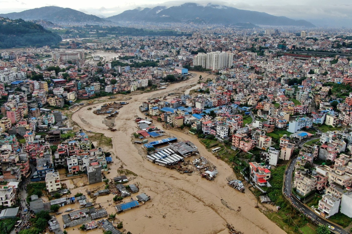 Nach starken Regenfällen in Nepal wälzen sich Schlamm- und Wassermassen durch das Kathmandutal. (Bild Archiv)