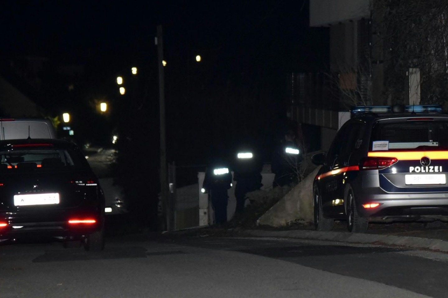 Polizisten stehen auf einer Straße in Österreich.