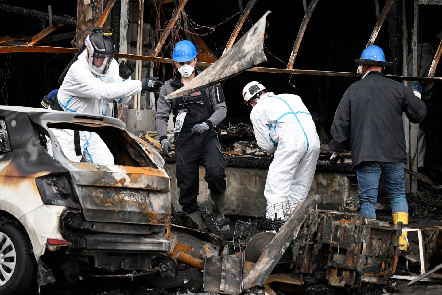 Mitarbeiter der Kriminaltechnischen Untersuchung (KTU) im Einsatz.