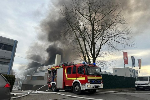 Großbrand am Sonntagmorgen - Lagerhalle in Dortmund-Aplerbeck stand in Vollbrand
