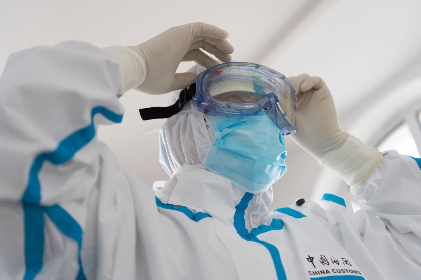 Ein Mitarbeiter des Gesundheitswesens legt im Hafen von Fuyuan seine Schutzkleidung an. Die Welt ist schlecht auf eine mögliche neue Gesundheitskrise vorbereitet.