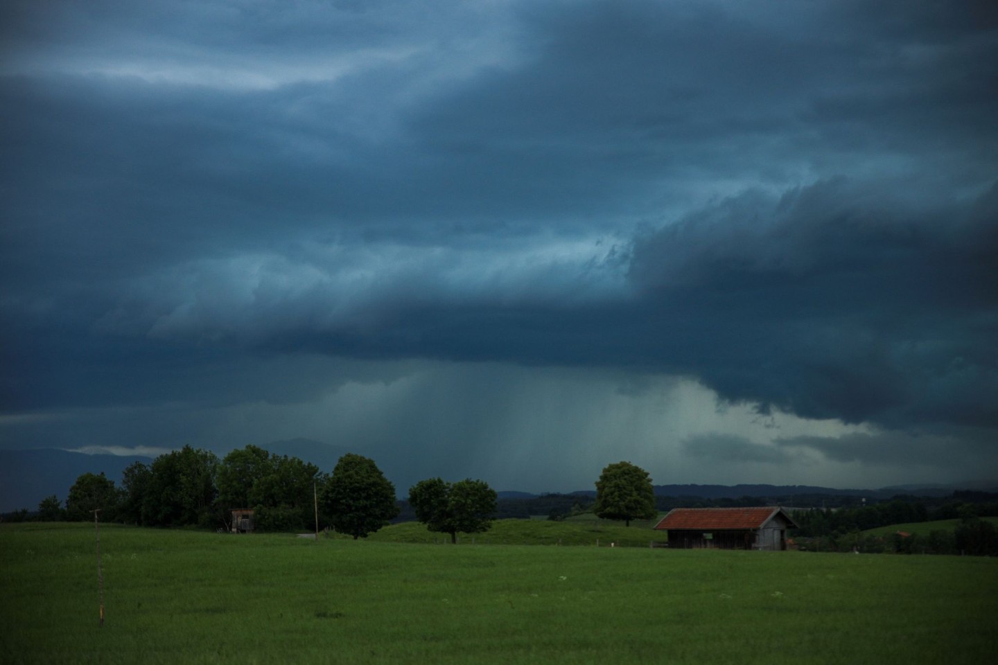 Dunkle Gewitterwolken hängen über der Landschaft in Penzberg (Oberbayern). Der Deutsche Wetterdienst hat vor Unwettern in weiten Teilen Süddeutschlands gewarnt.