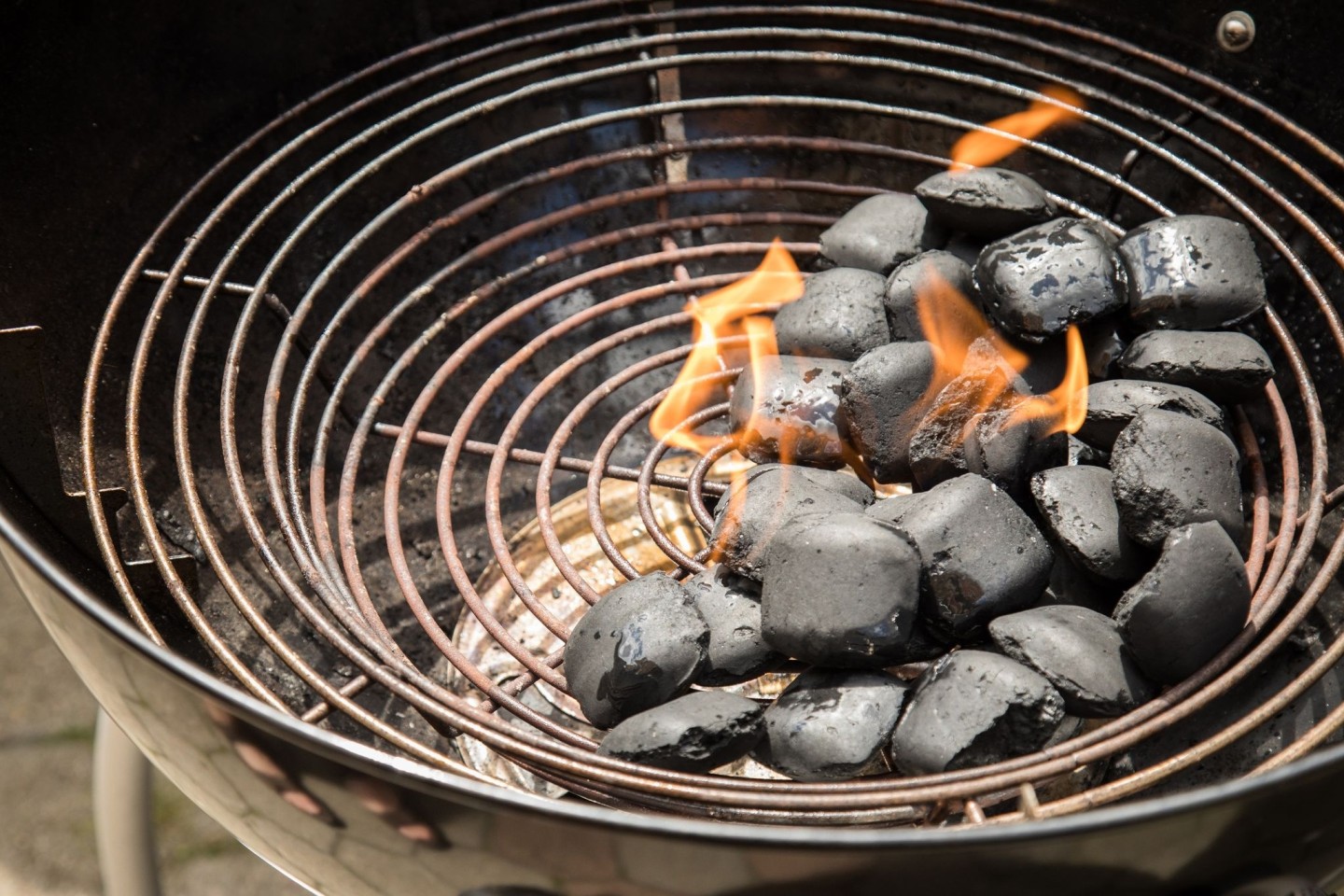 Ein Holzkohlegrill sollte besser draußen verwendet werden.