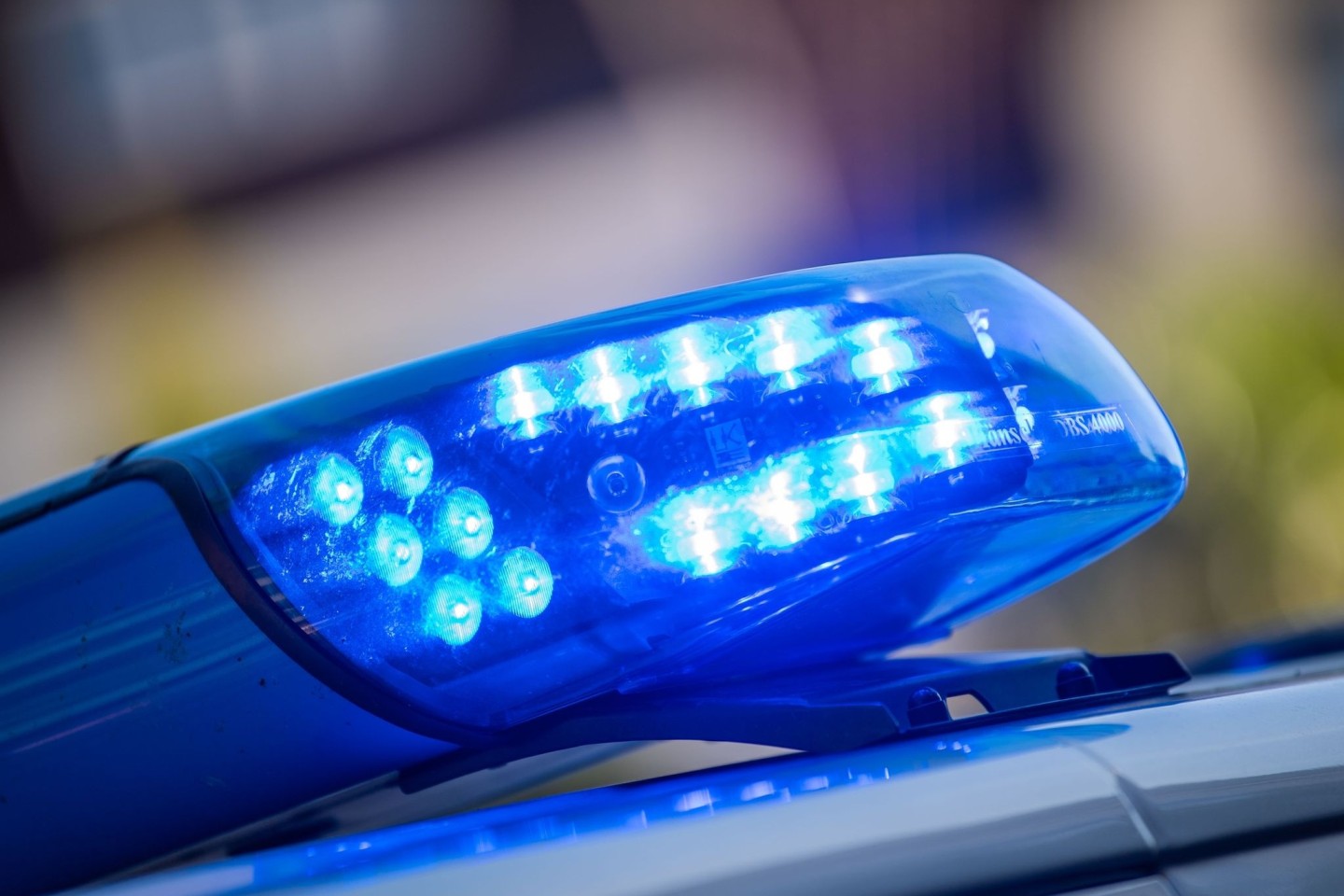 Polizei, Feuerwehr und DLRG suchen nach einem verschwundenen Fünfjährigen.