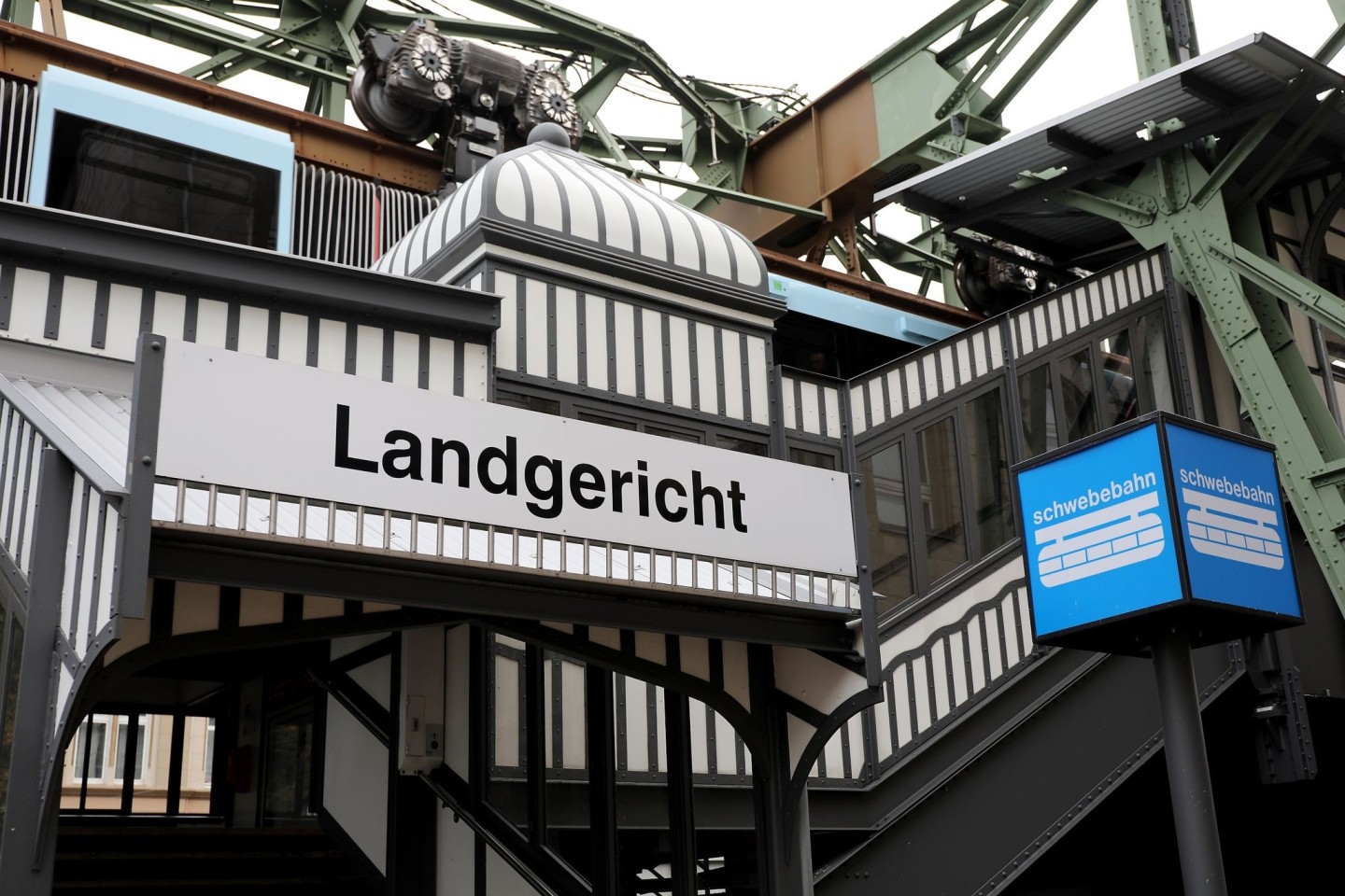 Die Schwebebahn-Haltestelle Landgericht in Wuppertal.