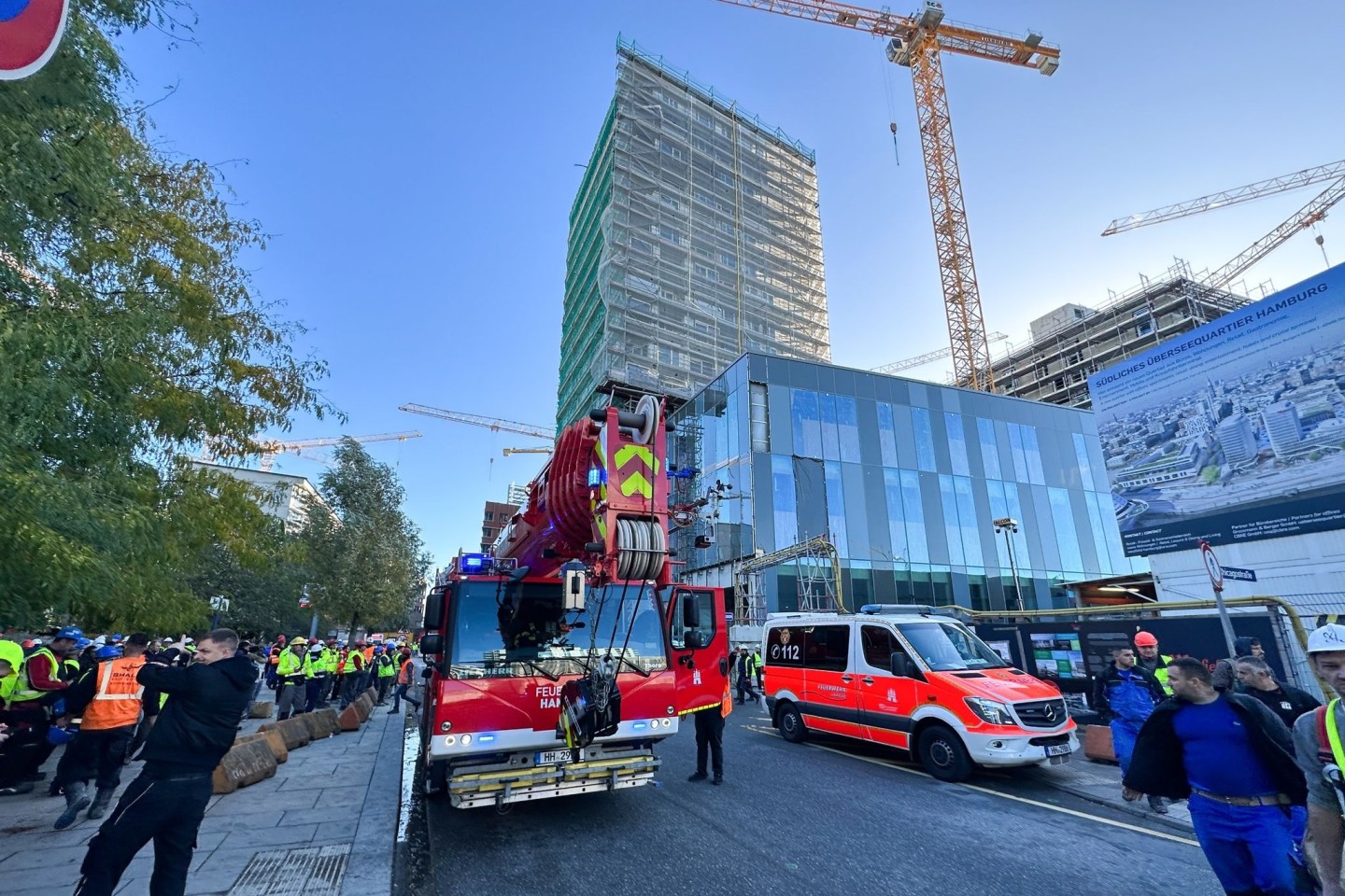 Laut Feuerwehr sind 60 Rettungskräfte am Unglücksort in der HafenCity im Einsatz.