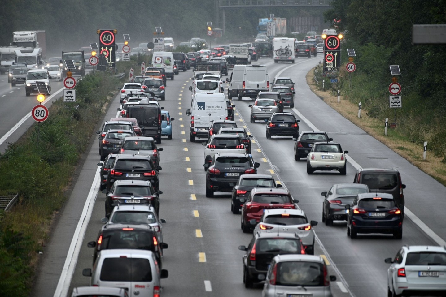 Autofahrer müssen sich angesichts vieler Baustellen in Geduld üben.