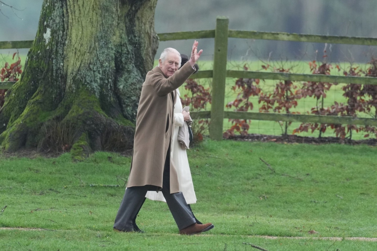 König Charles und Königin Camilla (verdeckt) auf dem Weg zum Sonntagsgottesdienst in Sandringham, Norfolk.