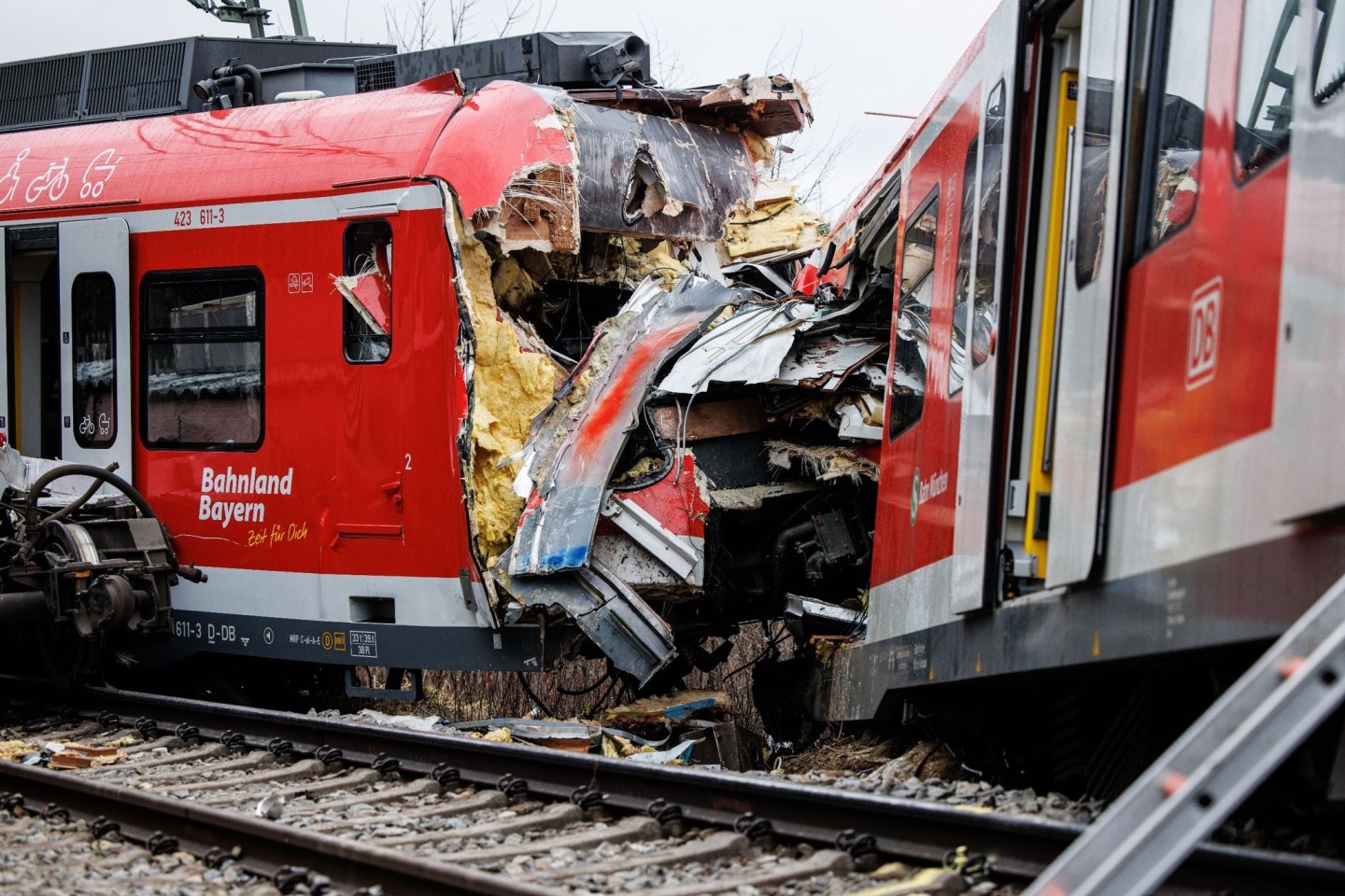 Die Unfallstelle mit zwei aufeinandergeprallten S-Bahnen in der Nähe des Bahnhofes Ebenhausen-Schäftlarn im Februar 2022.