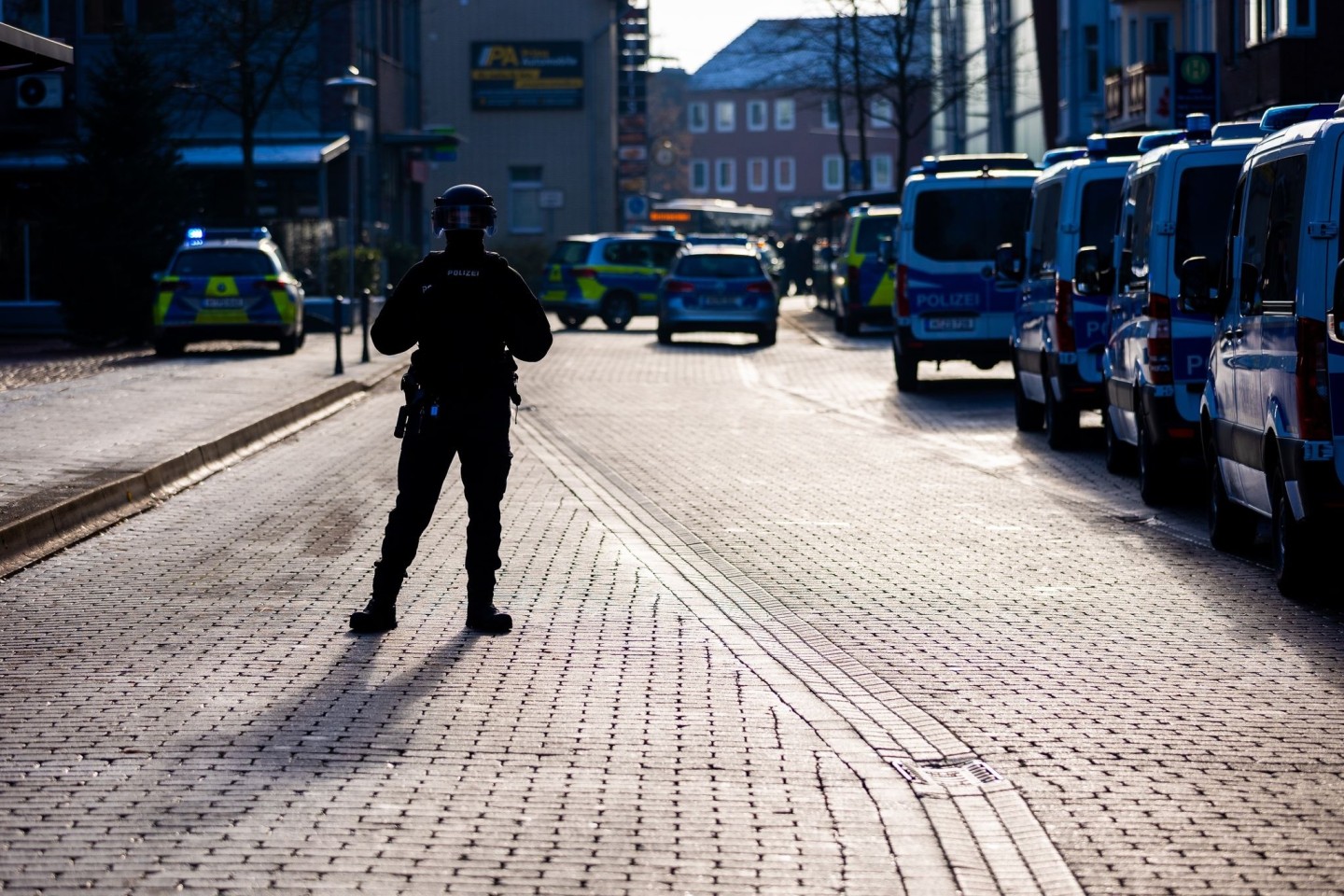 Die Polizei war angesichts der Bedrohungslage in einem Jobcenter in Lehrte mit einem Großaufgebot im Einsatz.