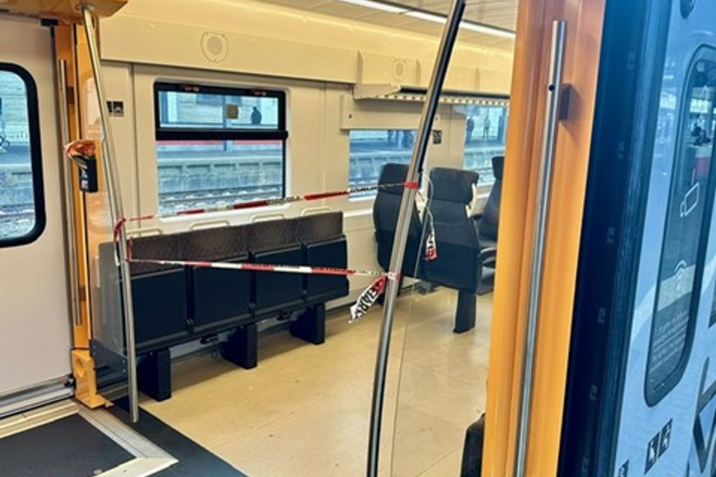 Die Spurensicherung hat ein Abteil einer Regionalbahn abgesperrt: Bei einer Messerattacke im Saarland ist ein 21 Jahre alter Mann verletzt worden.