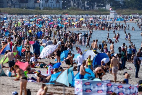 Menschen genießen Sommerwetter an Nord- und Ostsee