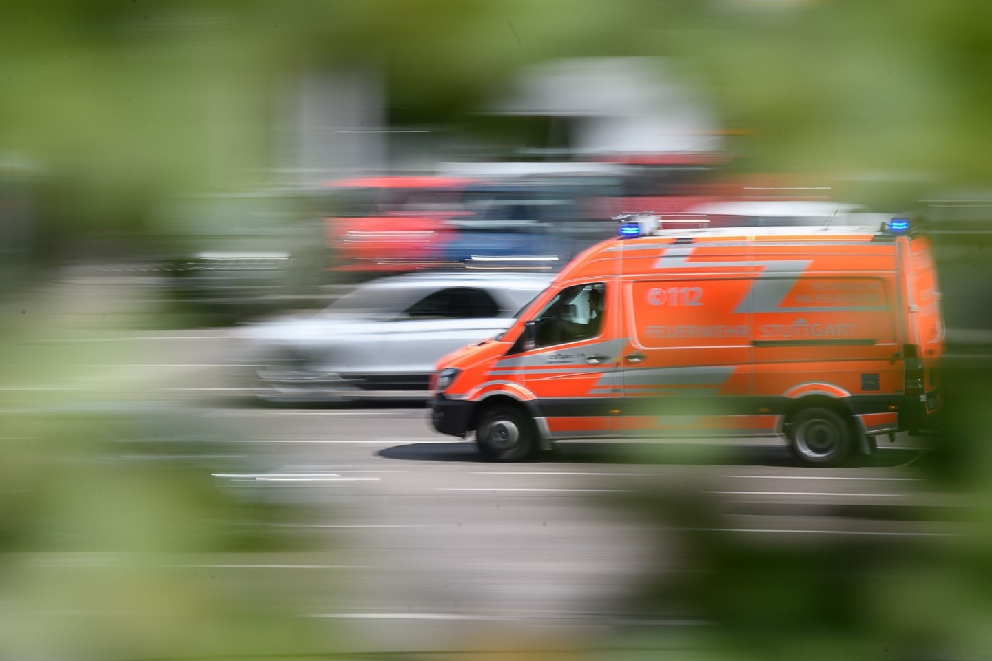 Das Opfer wurde schwerverletzt mit einem Rettungswagen in ein Krankenhaus gefahren (Symbolbild).