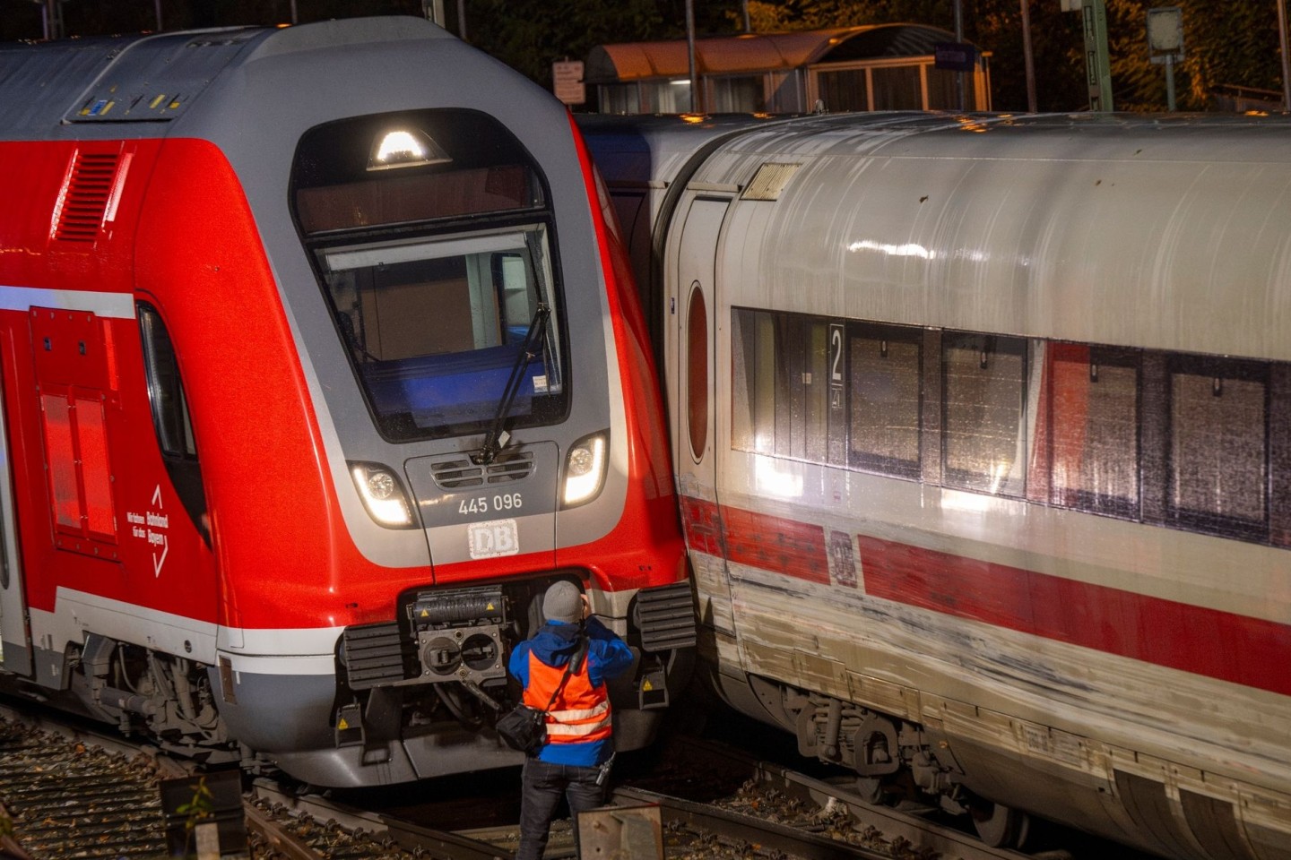 Ein Regionalzug (l) streifte am 17.11. einen ICE. Jetzt ist die Fernverkehrsstrecke wieder frei.