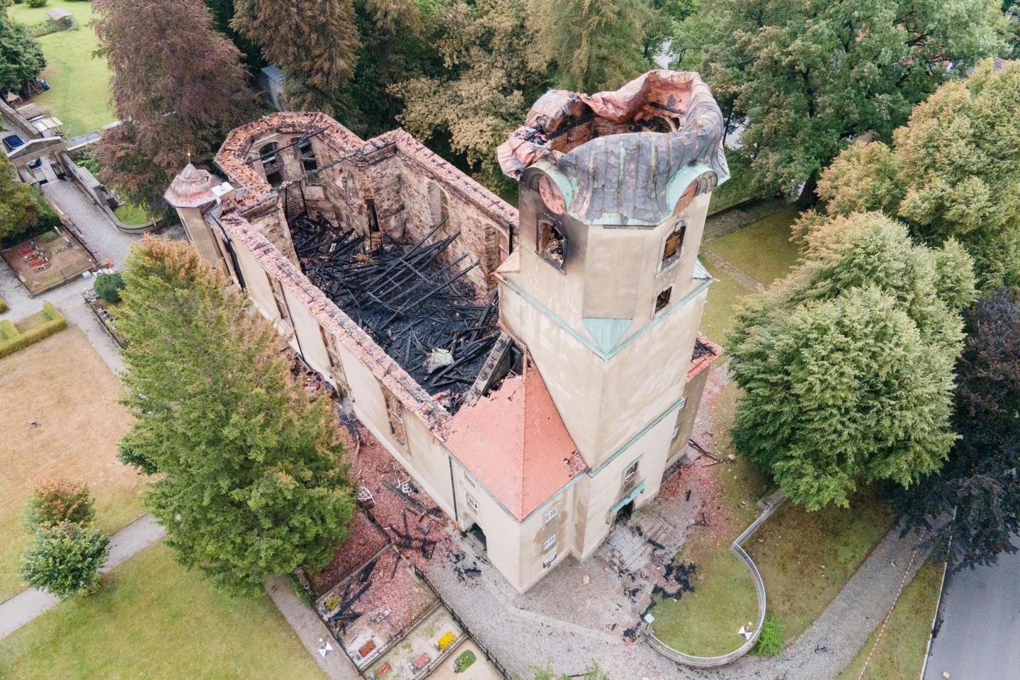 Die Ruine der evangelischen Stadtkirche in Großröhrsdorf nach dem Großbrand.