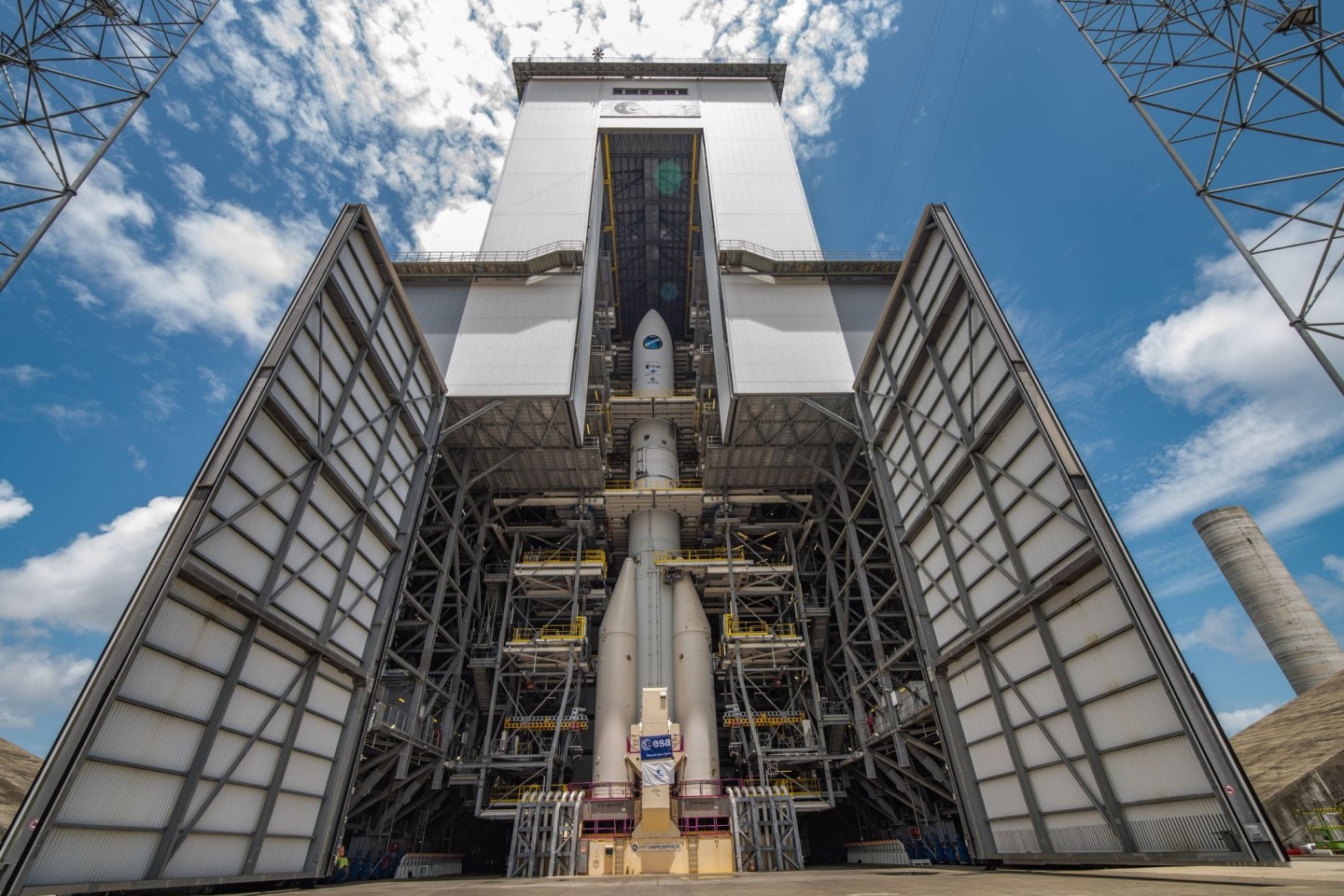 Die neue Trägerrakete der Ariane 6 auf dem europäischen Weltraumbahnhof in Französisch-Guayana.