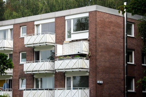 Platte bricht: Sechs Menschen stürzen in Hamburg von Balkon