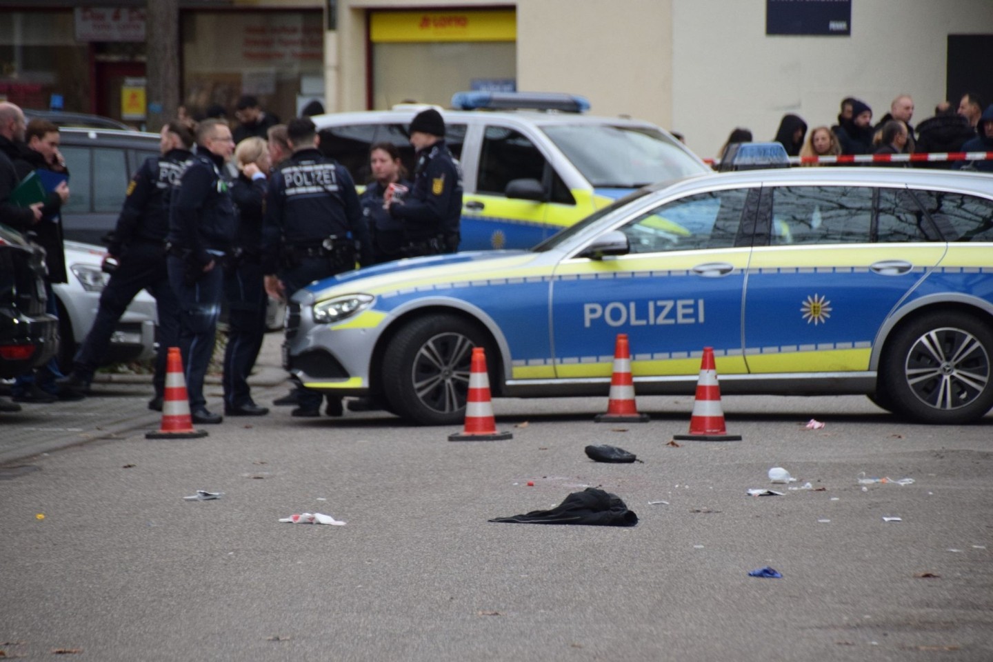 Einsatzkräfte der Polizei sichern den Tatort in Mannheim.