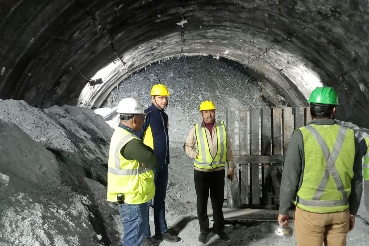 Rettungskräfte in dem eingestürzten Straßentunnel.