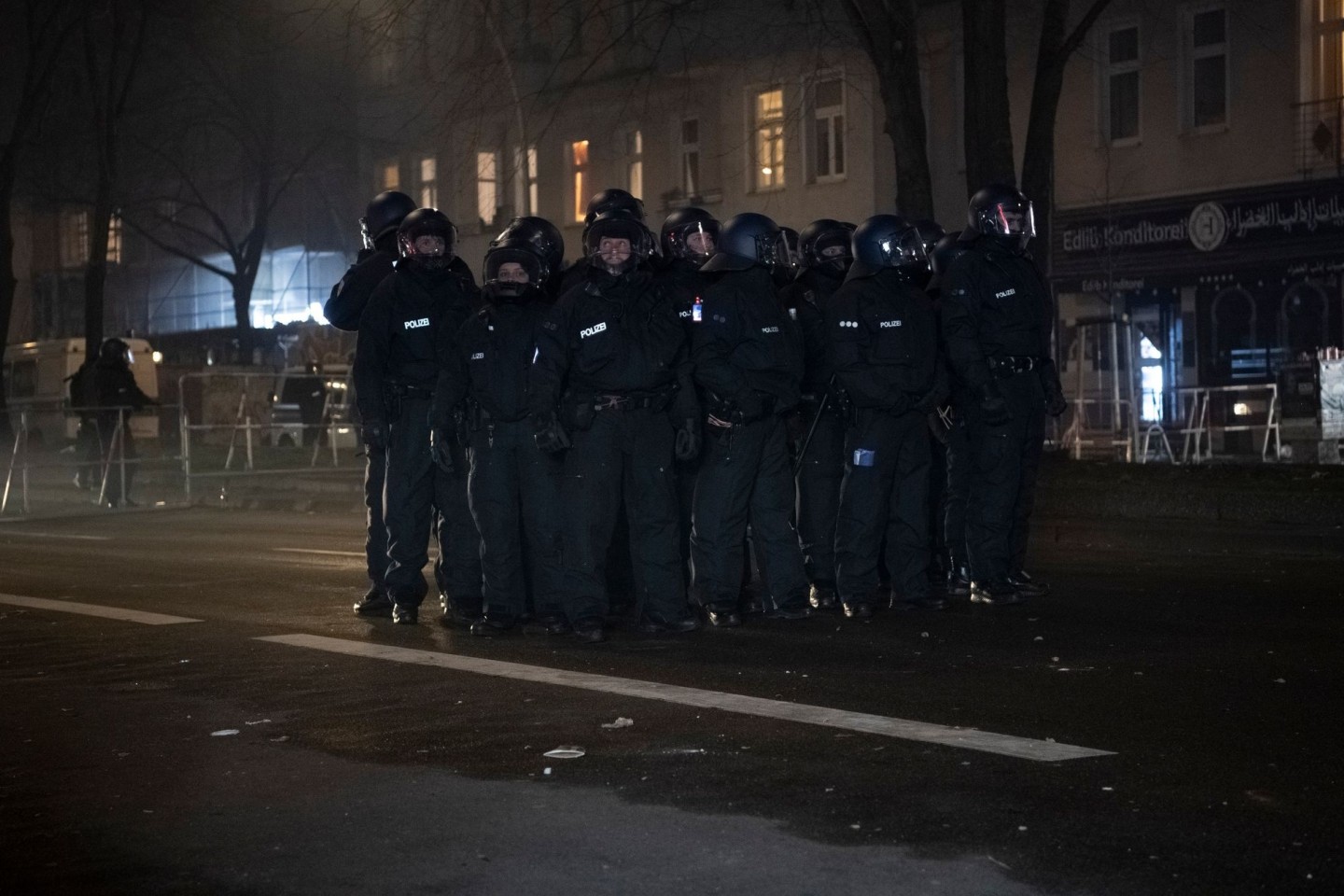 Polizeibeamte auf der Sonnenallee.