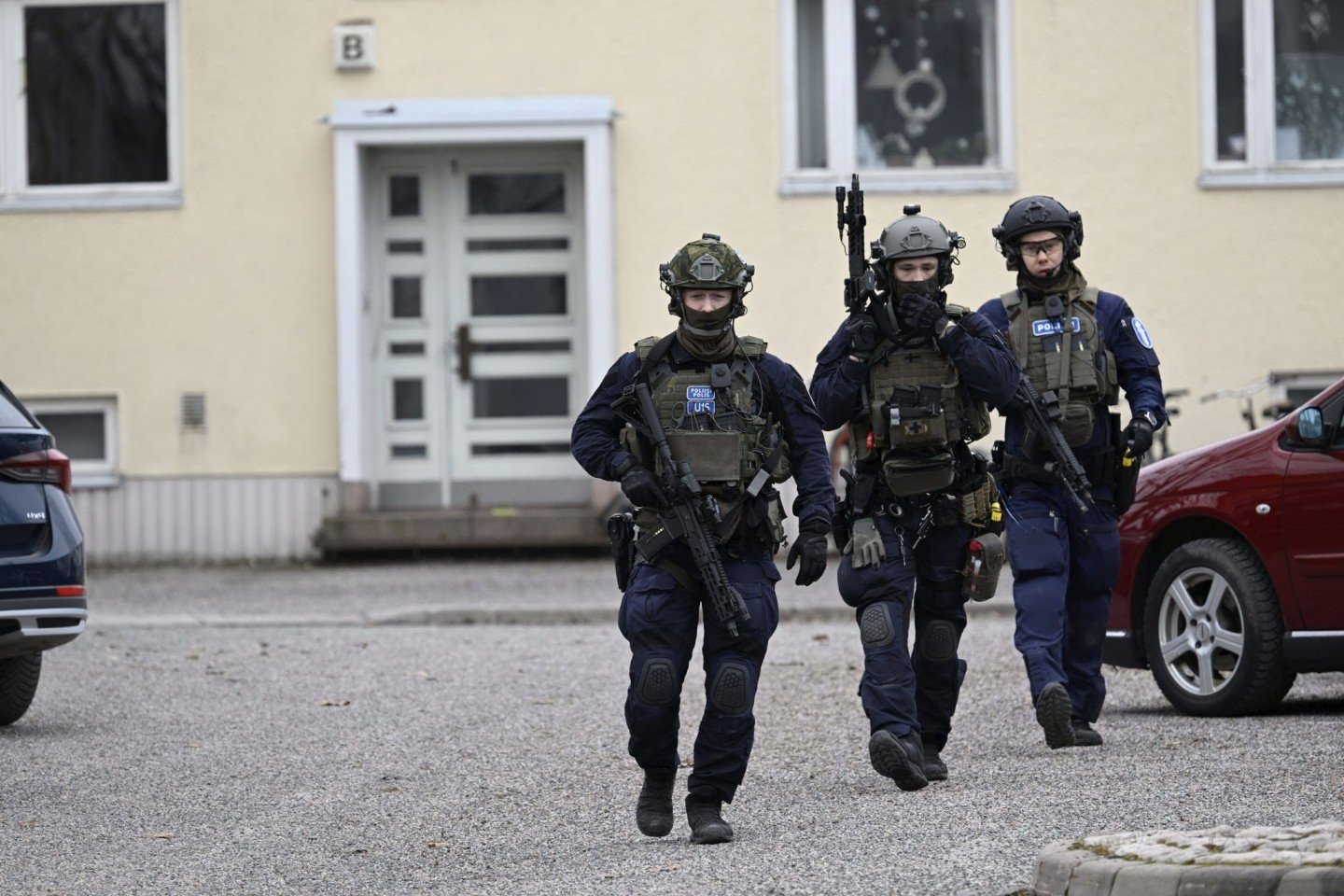 Bewaffnete Polizisten gehen in der Nähe der Viertola-Schule. Bei dem Vorfall an einer Grundschule in der finnischen Stadt Vantaa nördlich von Helsinki sind Kinder verletzt worden. Ein zwö...