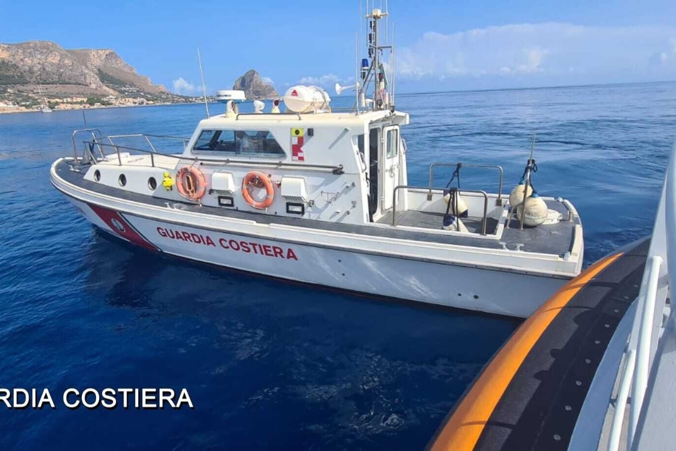 Ein Schiff der italienischen Küstenwache ist auf der Suche nach Vermissten.