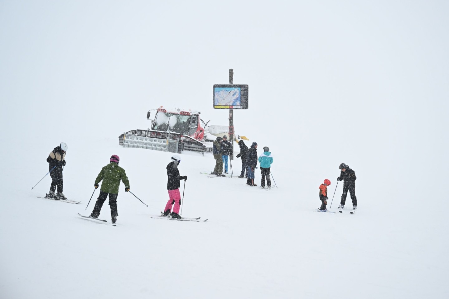 «Starker Schneefall, schlechte Sicht - aber pure Freude über massenhaft Schnee», fasst die Sprecherin der Bayerischen Zugspitzbahn den Auftakt an Deutschlands höchstem Berg zusammen.