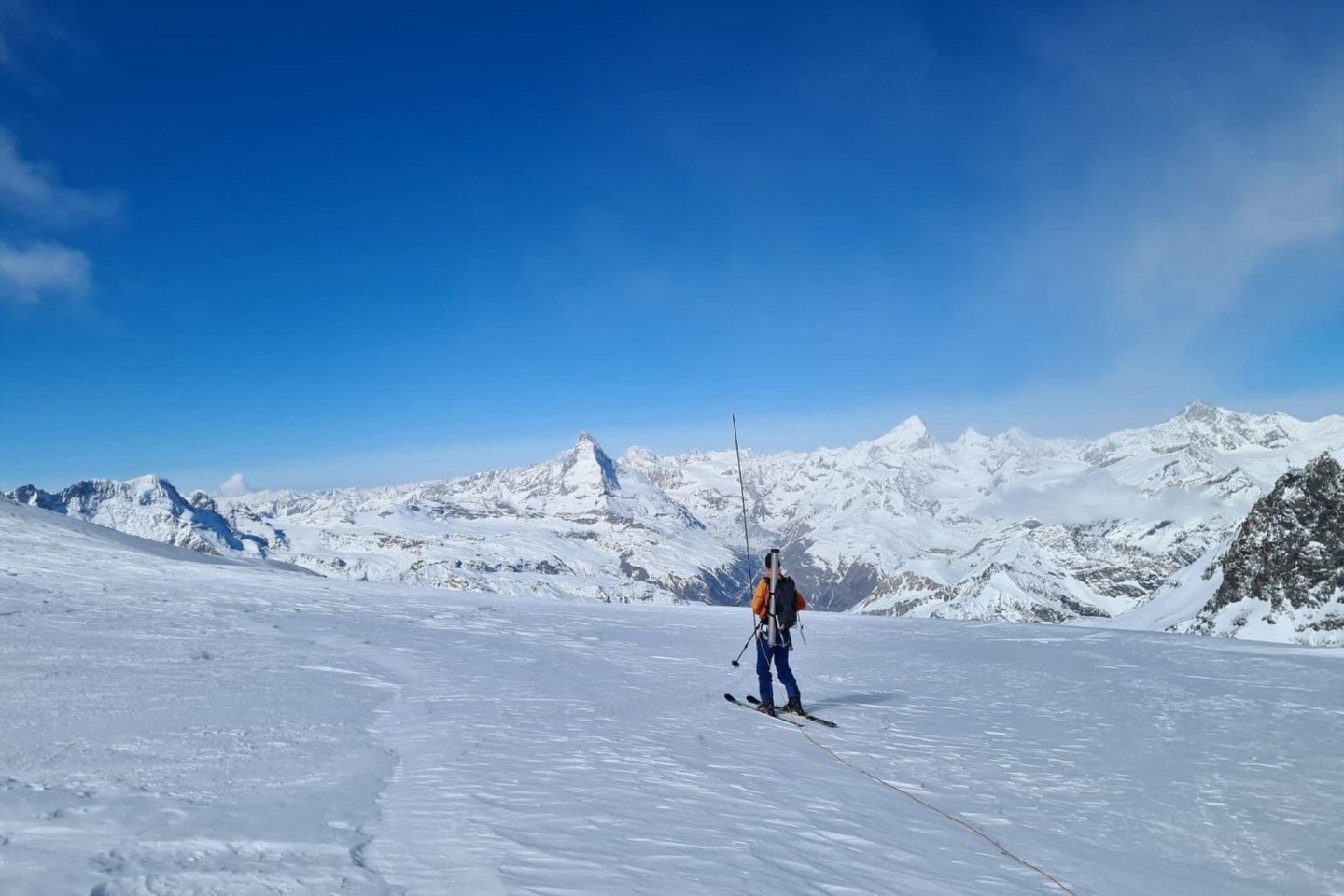 Ein Wissenschaftler steht im schweizer Allalingletscher.