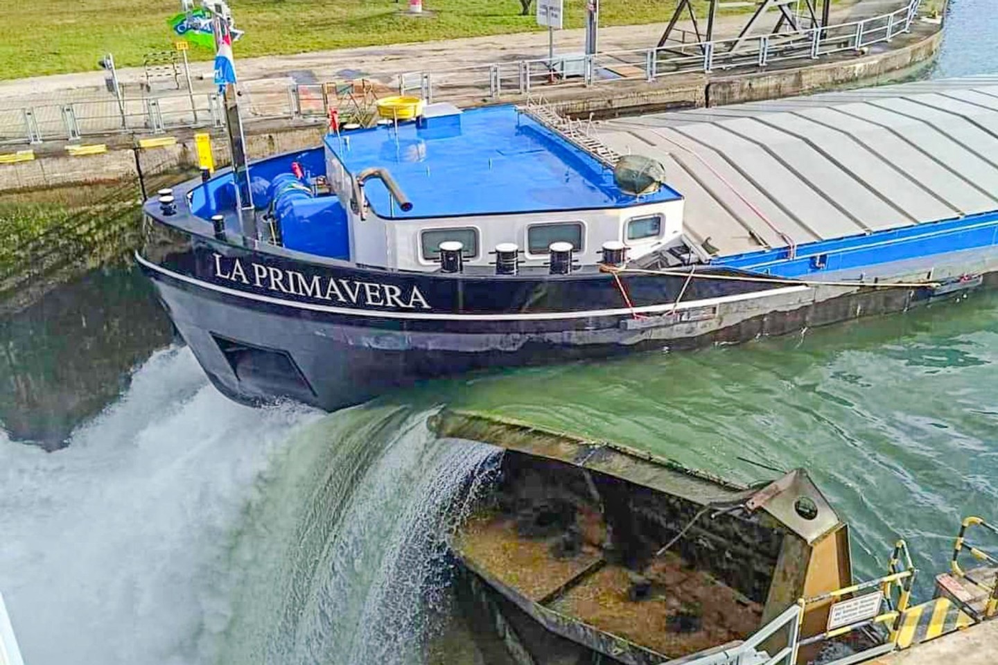 Das Gütermotorschiff La Primavera hat ein Schleusentor bei Iffezheim gerammt und beschädigt.