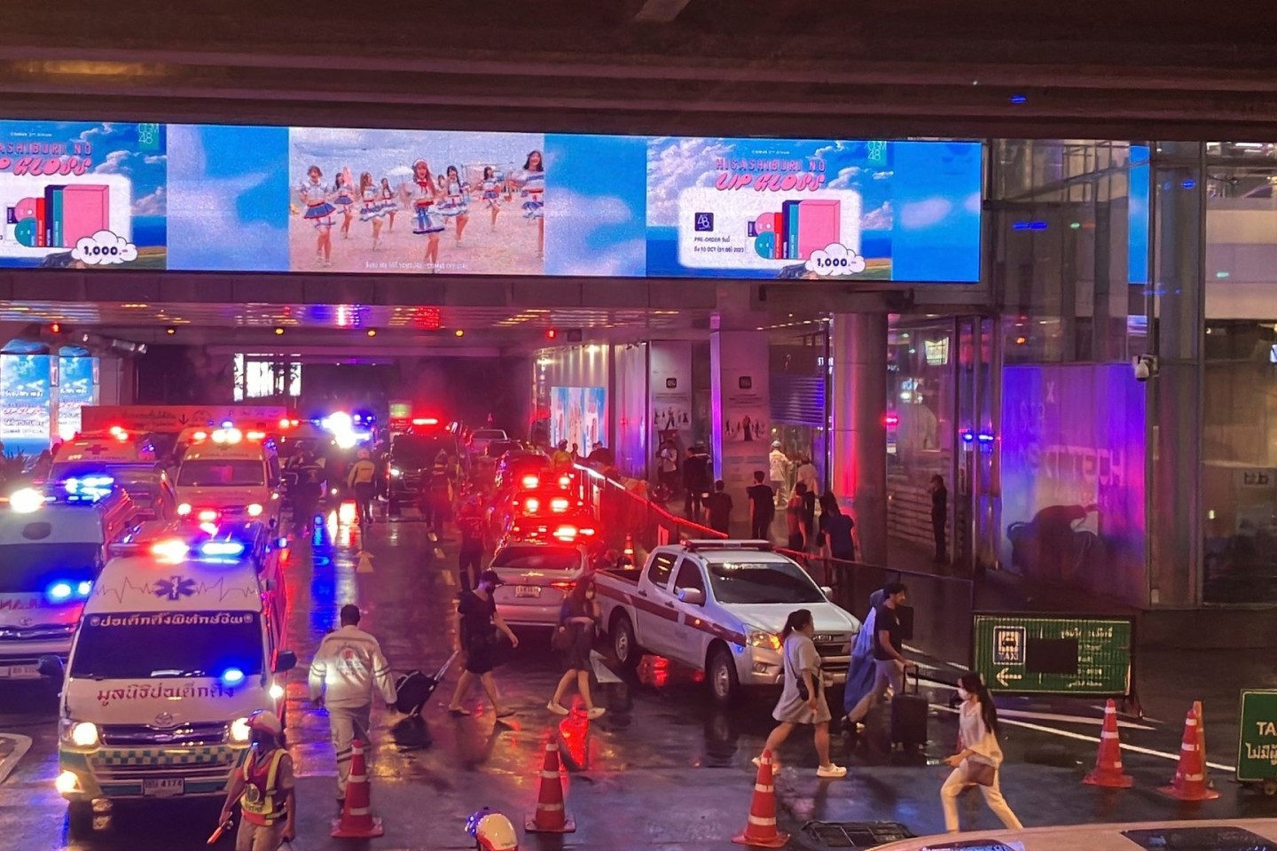 Krankenwagen warten vor einem Ausgang des Siam Paragon Einkaufszentrums in Bangkok.