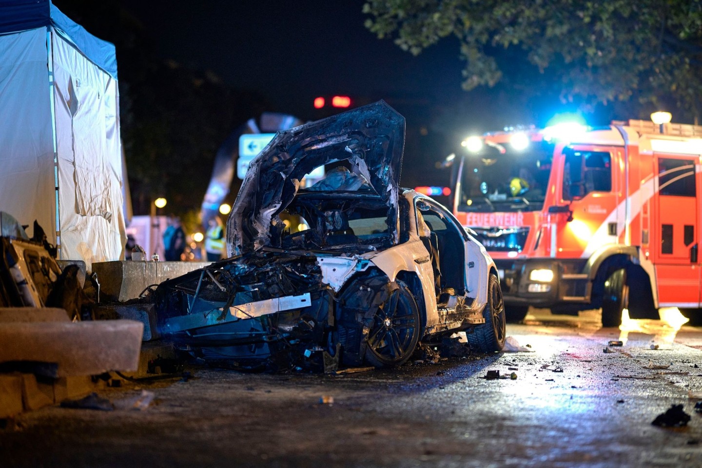 Das Wrack des Unfallfahrzeugs in Berlin-Charlottenburg.