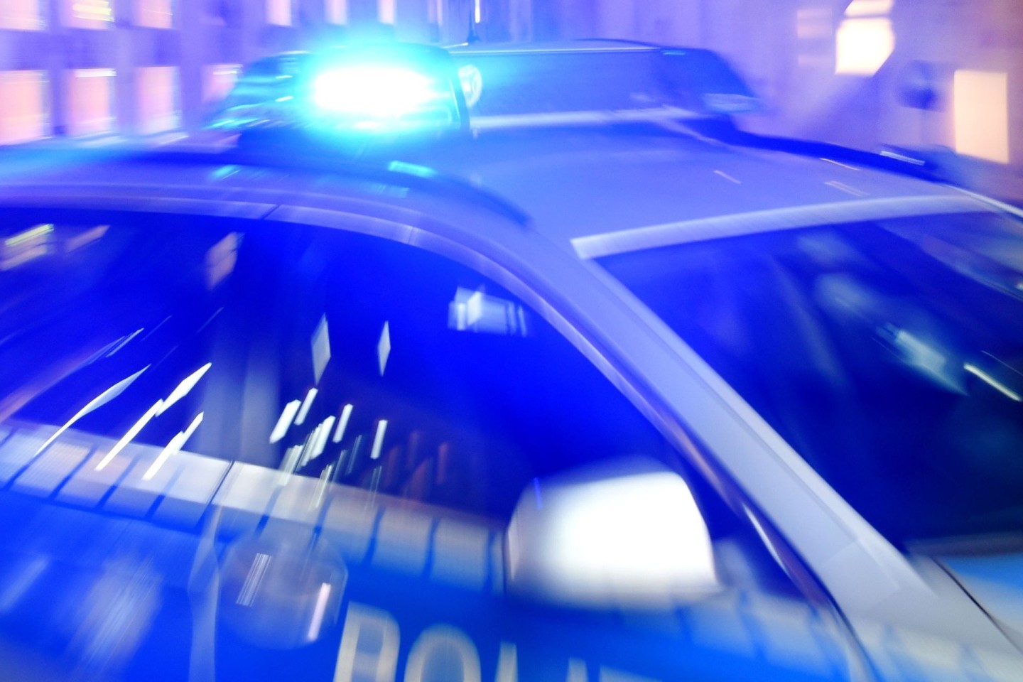 Streifenwagen der Polizei. Bei einem Verkehrsunfall im Teutoburger Wald sind mehrere Menschen ums Leben gekommen. (Symbolbild)