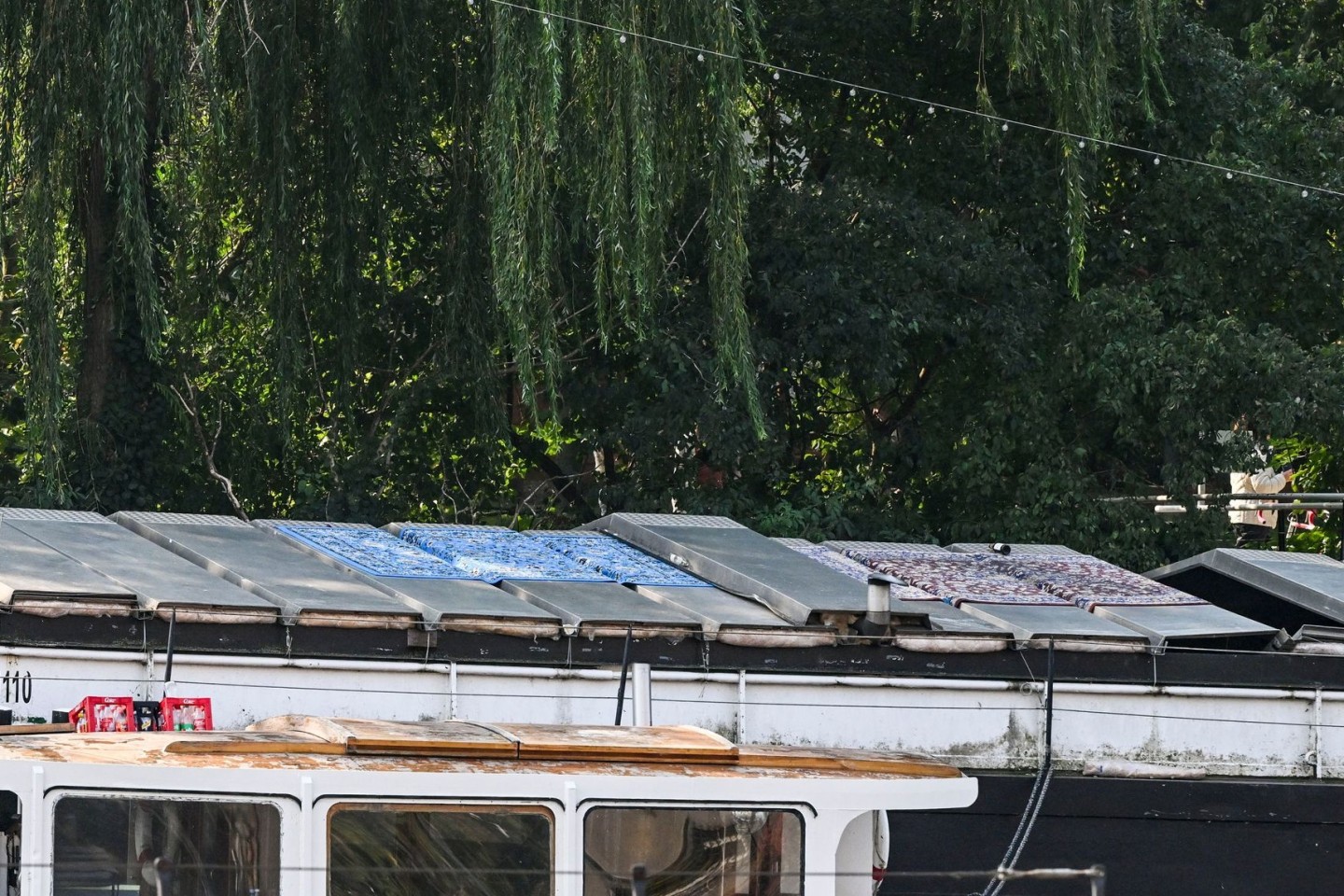 Bei einem Partyboot auf der Berliner Spree ist ein Metalldach eingestürzt. 