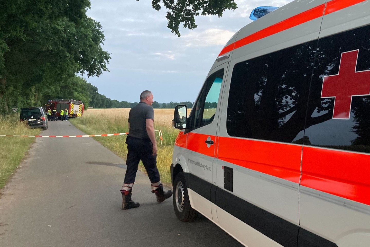 Bei einem Unfall während einer Ausflugsfahrt mit einem Bagger im Landkreis Harburg sind ein Kind und ein Erwachsener gestorben.