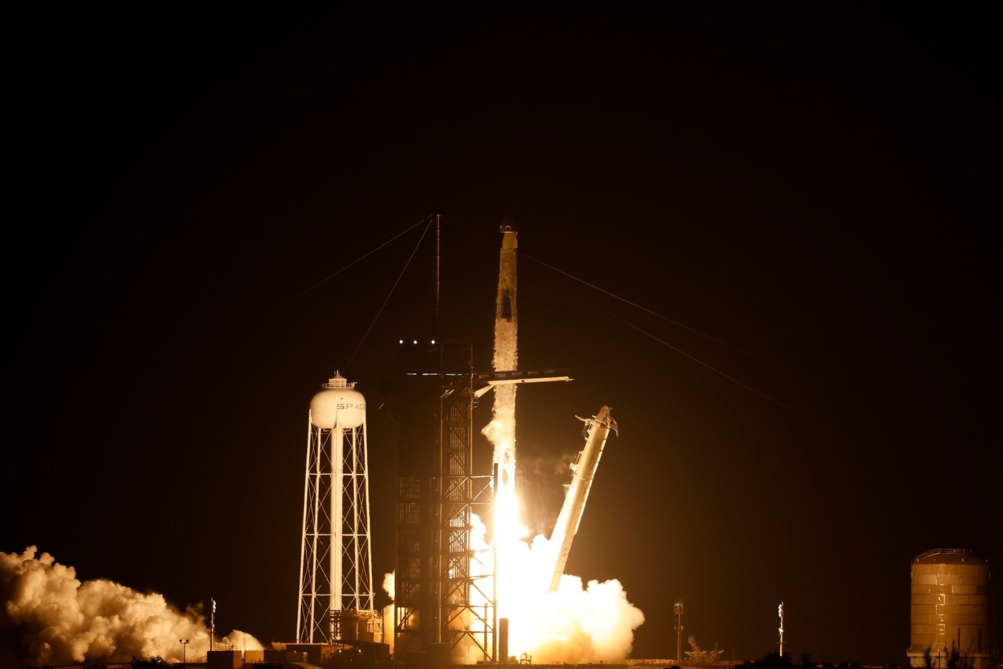 Eine SpaceX-Rakete mit Crew hebt in Cape Canaveral ab.