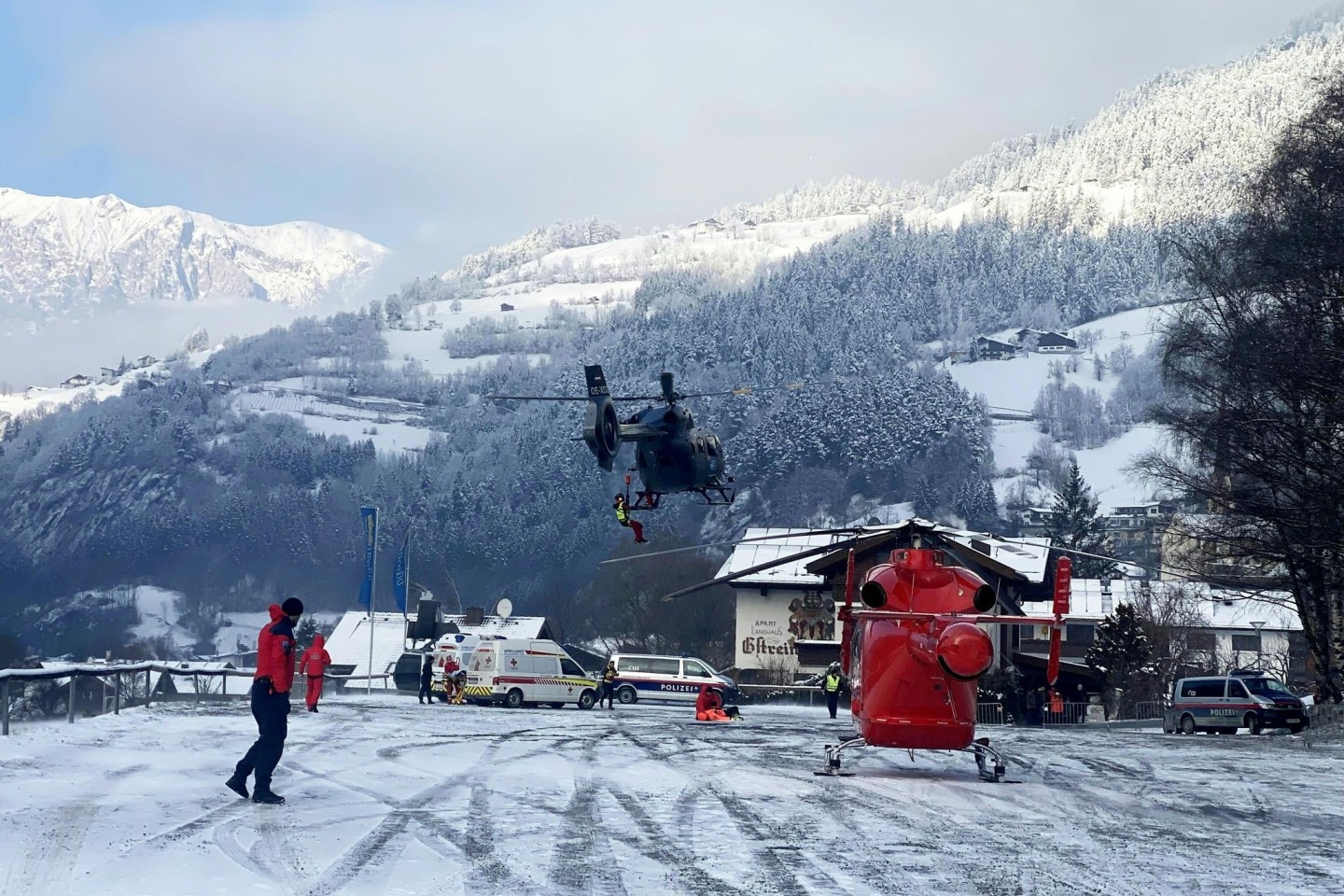 Einsatzkräfte beim Rettungseinsatz im österreichischen Ötz.