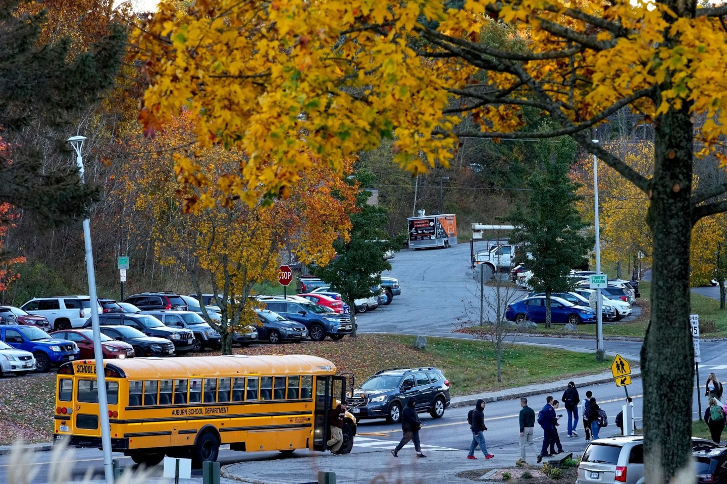 Schüler kehren nach der Bluttat am 25. Oktober 2023 zurück an die Schule in Lewiston.