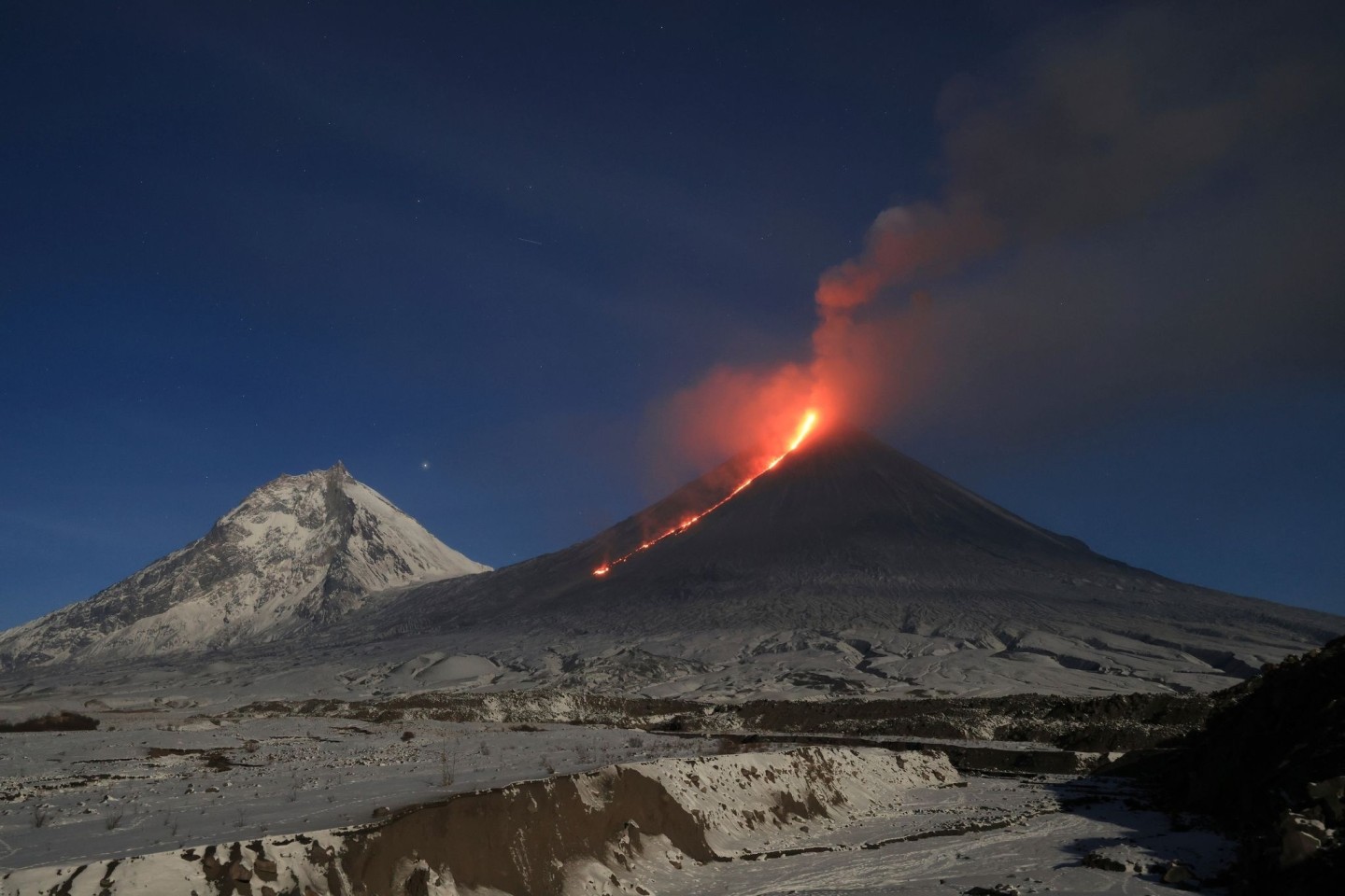 Lava strömt aus dem Vulkan Kljutschewskoi.